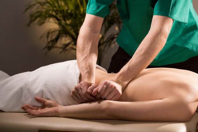 massage d'un patient atteint d'ostéochondrose